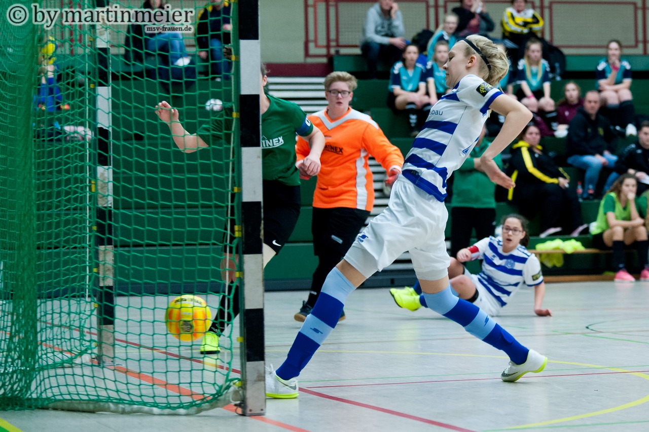 Zur Stelle - Nele Kiesewalter(MSV) drückt den Ball im Spiel gegen den FC Tannenhof zum wichtigen 2:0